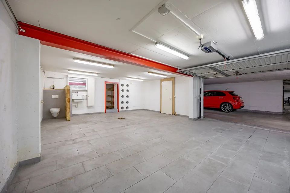 Ampia garage in posizione centrale a Visp – foto 4 di 6
