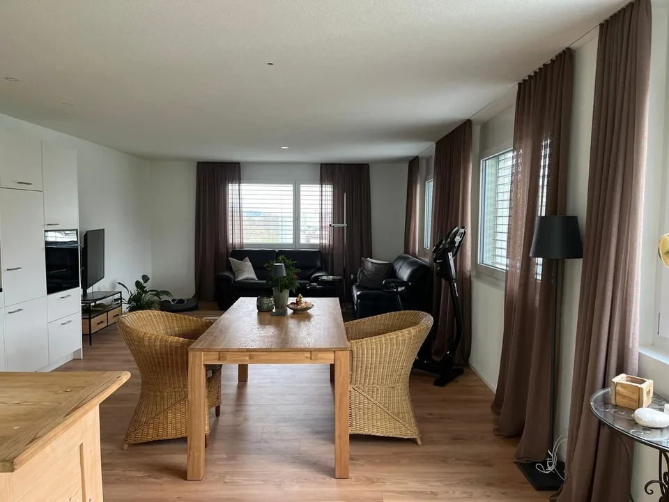 Grosse 2.5-Zimmerwohnung mit gemütlicher Loggia – Foto 3 von 8