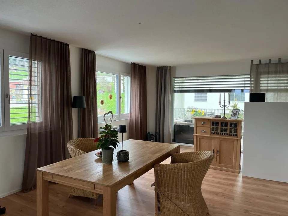 Grosse 2.5-Zimmerwohnung mit gemütlicher Loggia – Foto 2 von 8