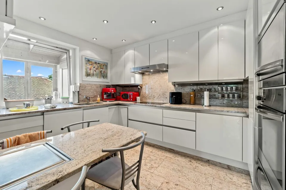 Villa indipendente con fascino e ampia offerta di spazio, oltre a una casa per gli ospiti – foto 5 di 20