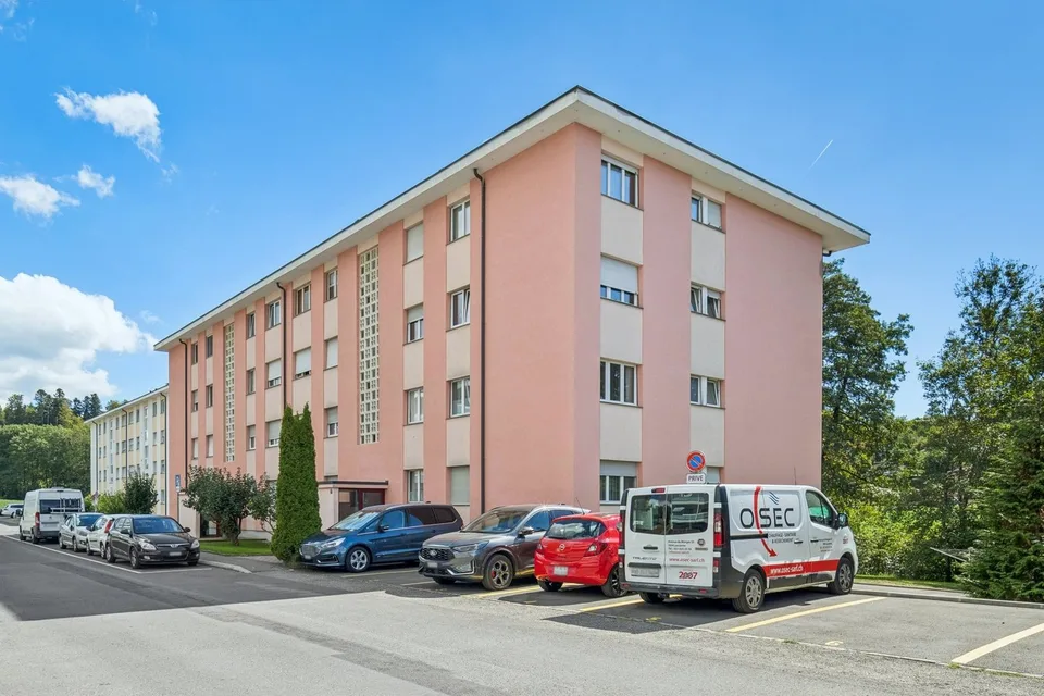 Ideale Lage für diese geräumige Wohnung – Foto 2 von 13