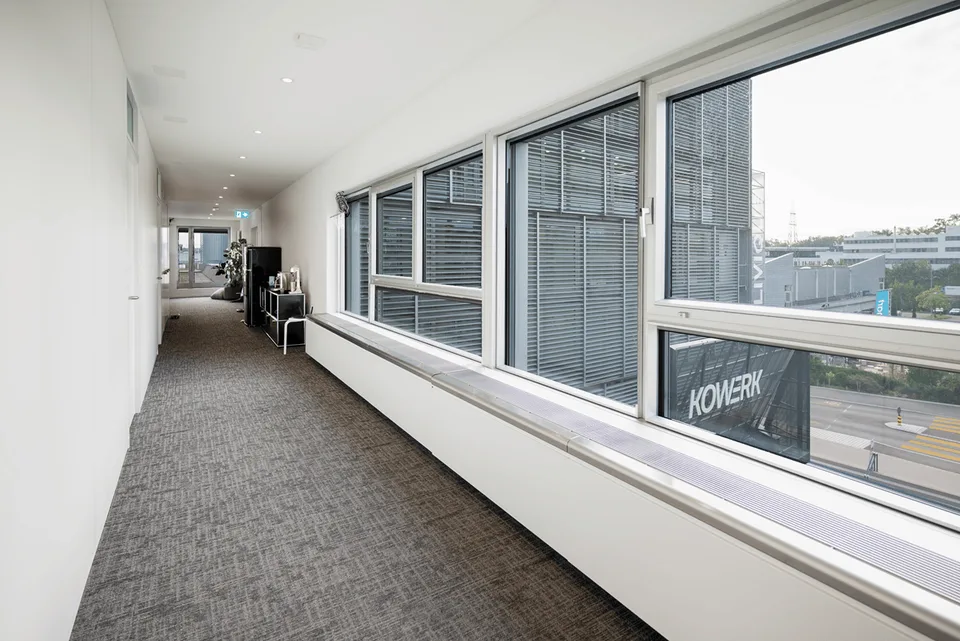 BEZUGSBEREITES ECKBÜRO MIT EXKLUSIVER TERRASSE IM KOWERK – Foto 6 von 18
