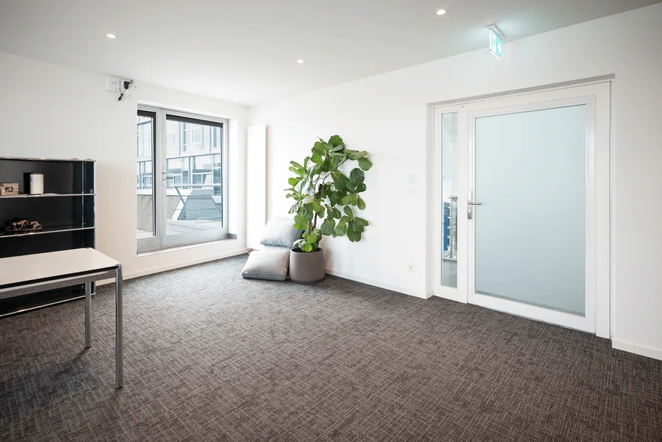 BEZUGSBEREITES ECKBÜRO MIT EXKLUSIVER TERRASSE IM KOWERK – Foto 4 von 18