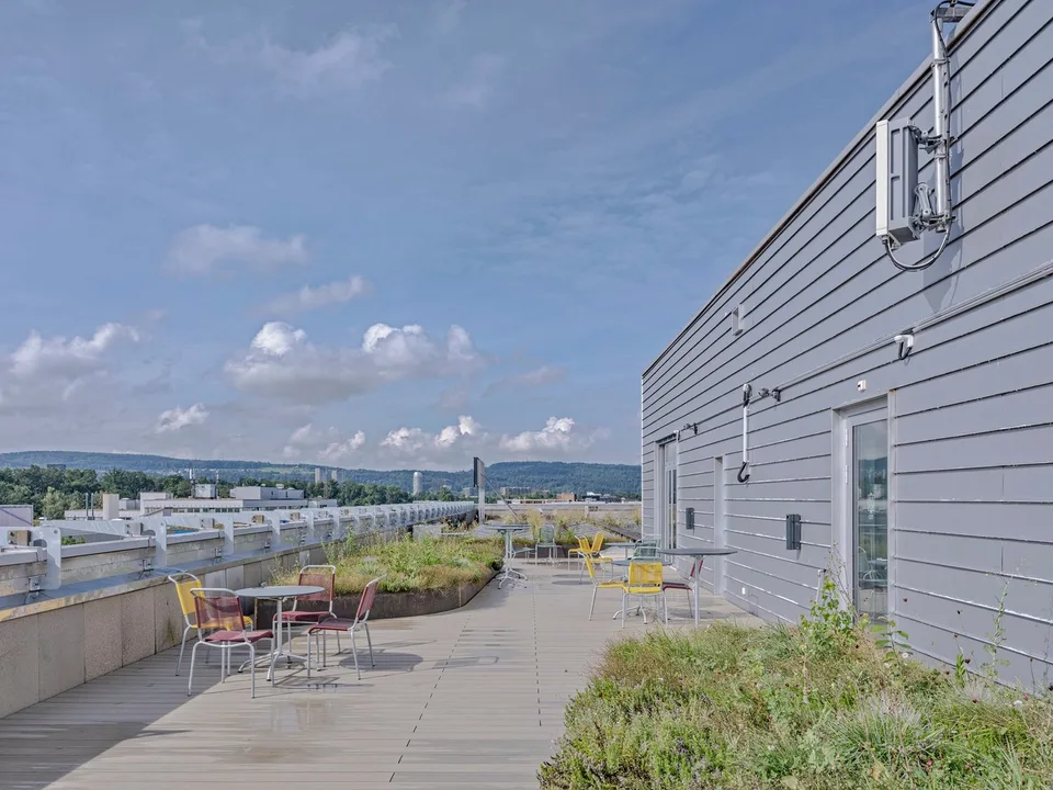 BEZUGSBEREITES ECKBÜRO MIT EXKLUSIVER TERRASSE IM KOWERK – Foto 11 von 18