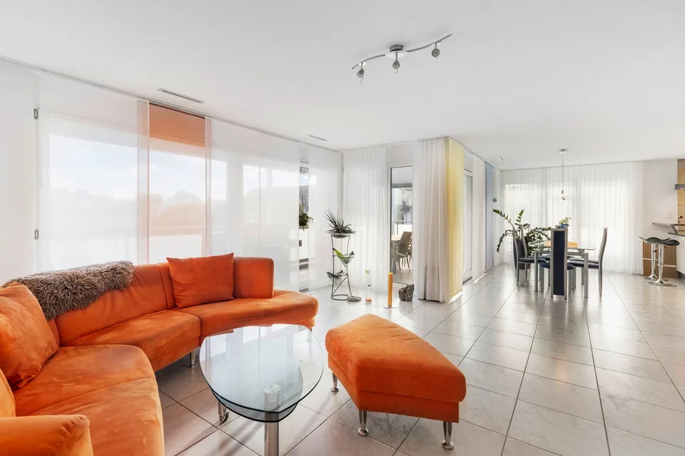 Ampio appartamento di 5½ locali con balcone angolare di 33 m² e vista sulla campagna circostante – foto 3 di 5
