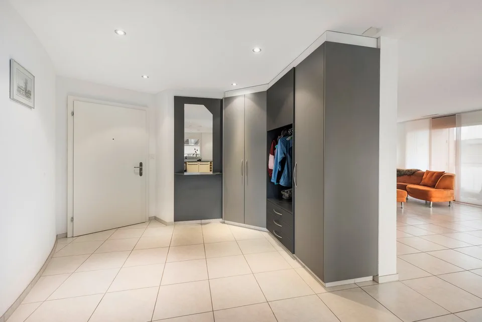 Ampio appartamento di 5½ locali con balcone angolare di 33 m² e vista sulla campagna circostante – foto 4 di 5