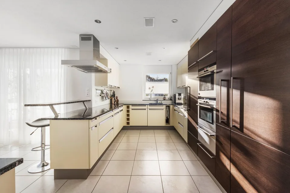 Ampio appartamento di 5½ locali con balcone angolare di 33 m² e vista sulla campagna circostante – foto 2 di 5