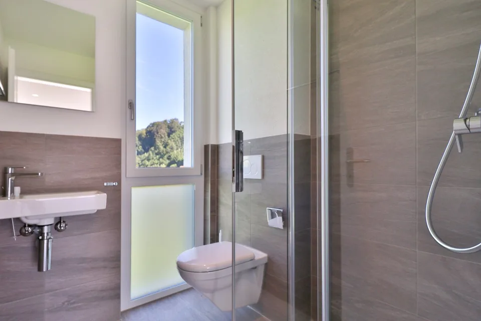 Appartements mansardés modernes avec vue panoramique à Biglen – photo 9 sur 11