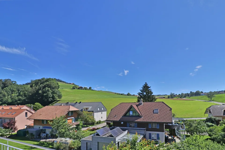 Appartements mansardés modernes avec vue panoramique à Biglen – photo 2 sur 11