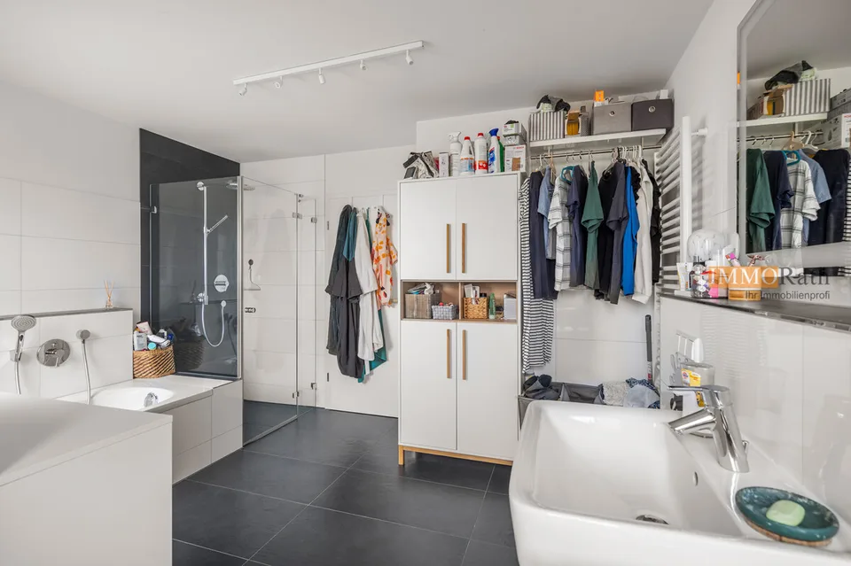 IMMORath.de - Großzügige Maisonettewohnung mit 5 Zimmern und Balkon mi – Foto 8 von 13