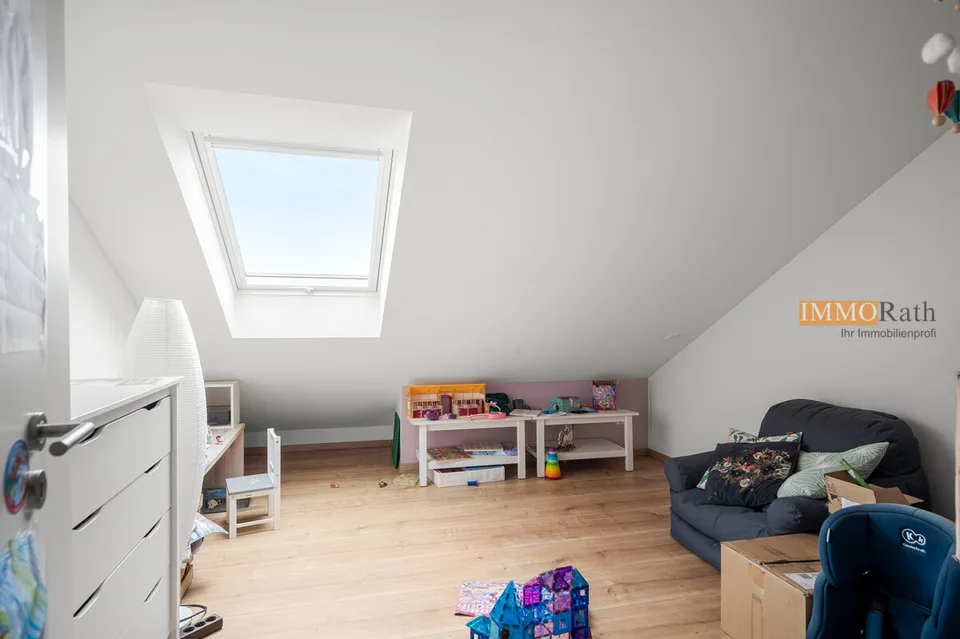 IMMORath.de - Großzügige Maisonettewohnung mit 5 Zimmern und Balkon mi – Foto 5 von 13