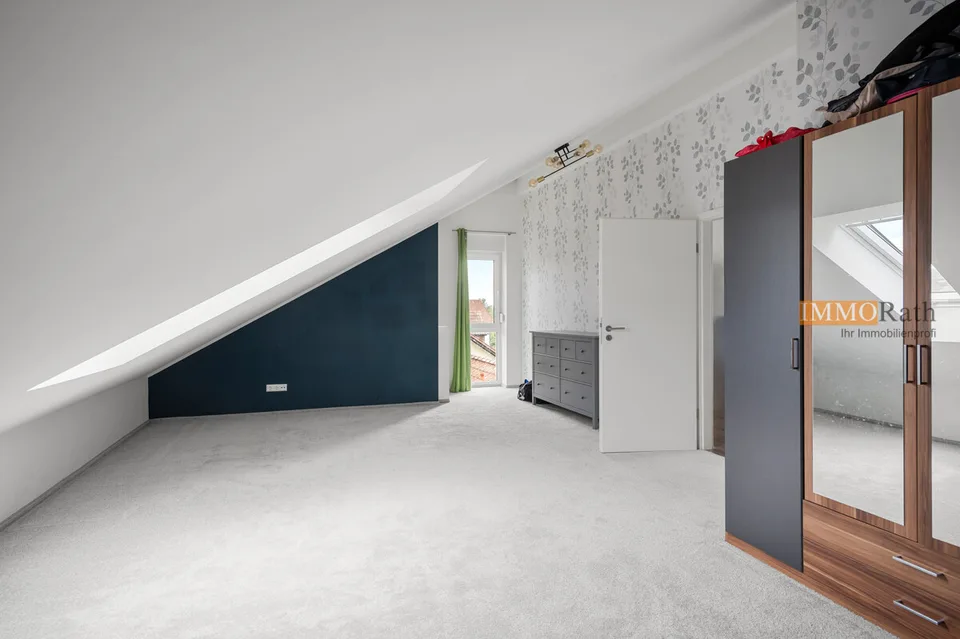 IMMORath.de - Großzügige Maisonettewohnung mit 5 Zimmern und Balkon mi – Foto 4 von 13