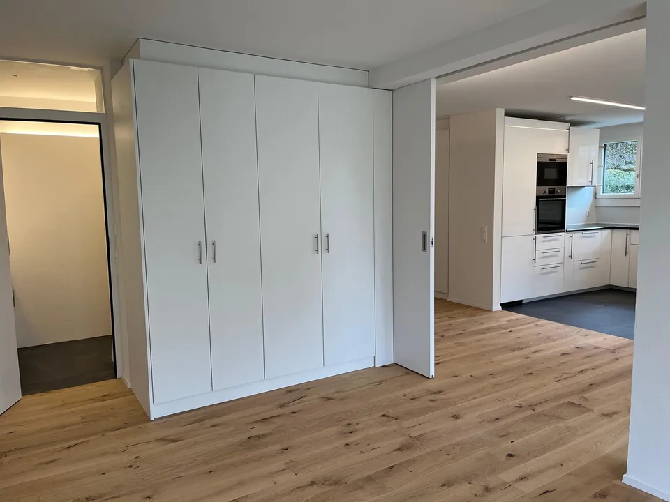 Appartement très ensoleillé, calme, partiellement rénové de 4,5 pièces – photo 4 sur 11