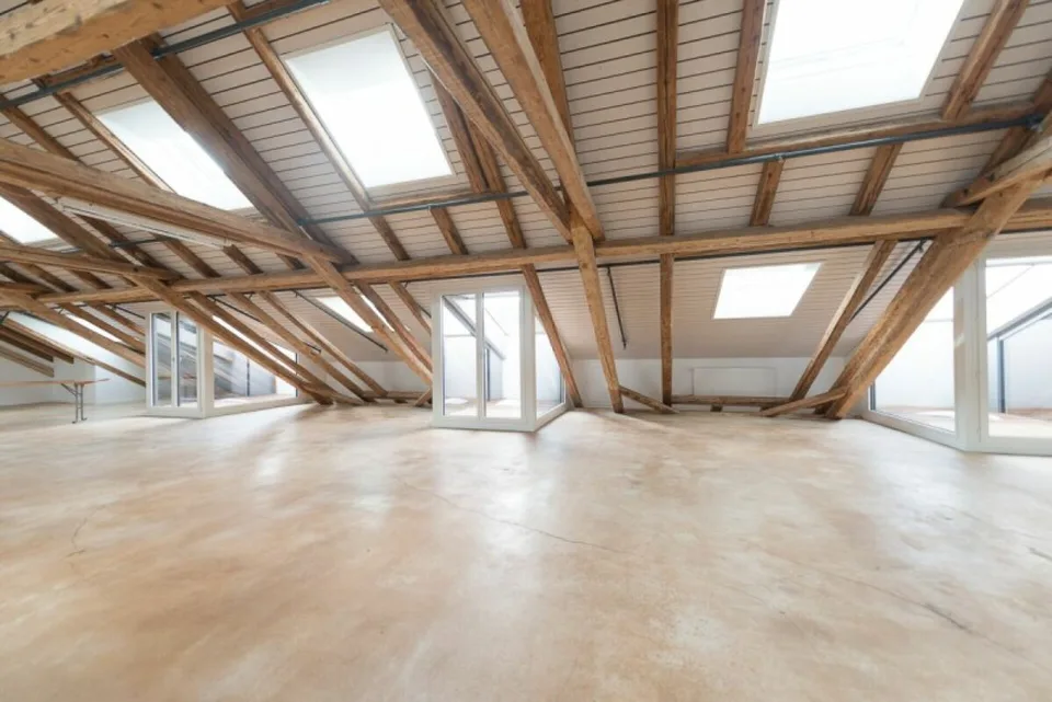 Espace commercial en étage mansardé dans un bâtiment commercial moderne avec construction de coque exclusive – photo 3 sur 11
