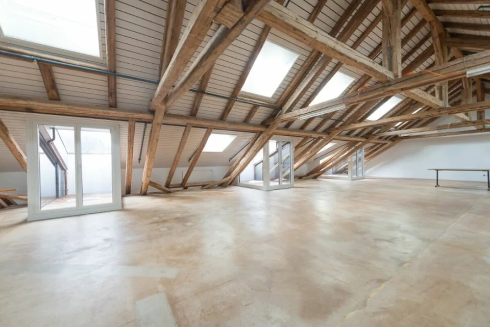 Espace commercial en étage mansardé dans un bâtiment commercial moderne avec construction de coque exclusive – photo 4 sur 11