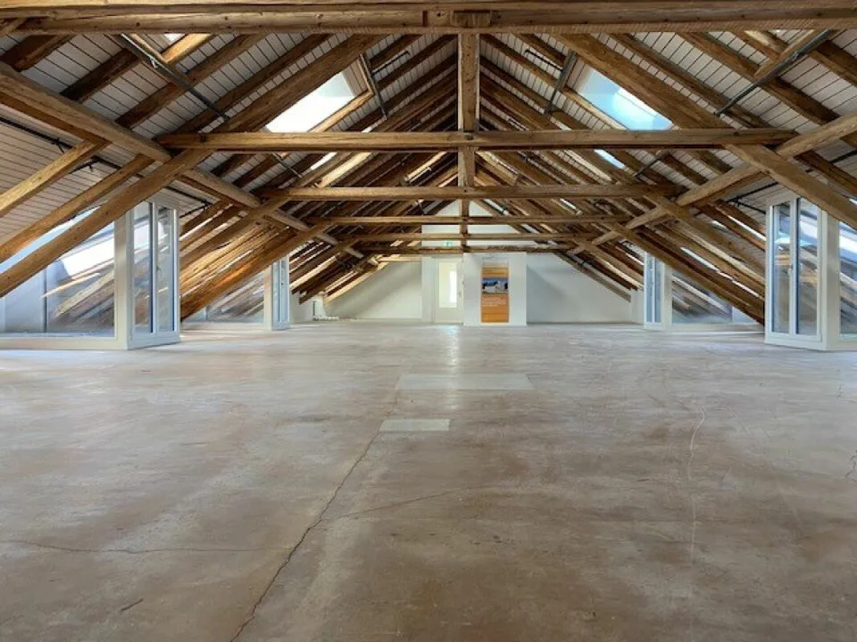 Espace commercial en étage mansardé dans un bâtiment commercial moderne avec construction de coque exclusive – photo 2 sur 11