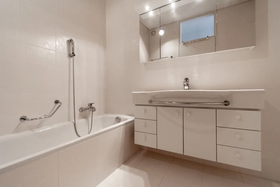 HELLE UND GERAUMIGE PENTHOUSE-WOHNUNG MIT PANORAMABLIK – Foto 9 von 12
