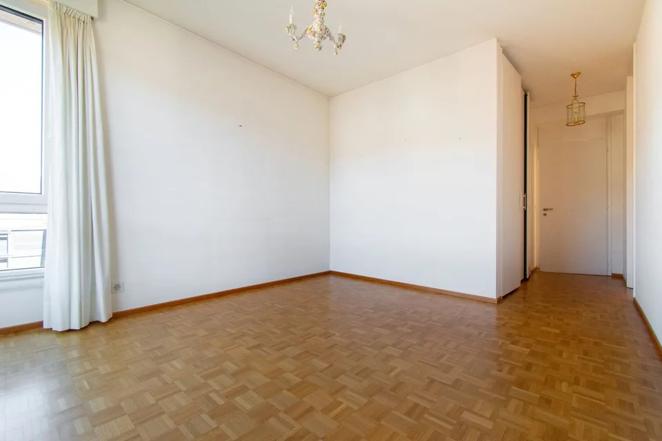HELLE UND GERAUMIGE PENTHOUSE-WOHNUNG MIT PANORAMABLIK – Foto 7 von 12