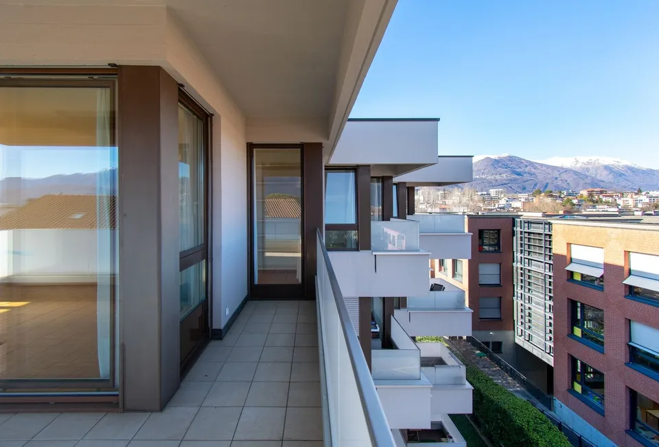 HELLE UND GERAUMIGE PENTHOUSE-WOHNUNG MIT PANORAMABLIK – Foto 10 von 12