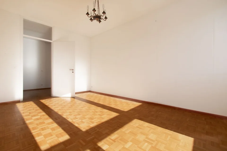 HELLE UND GERAUMIGE PENTHOUSE-WOHNUNG MIT PANORAMABLIK – Foto 8 von 12