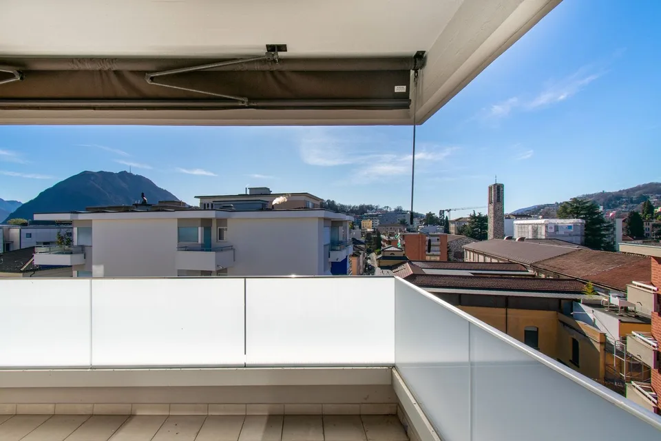 HELLE UND GERAUMIGE PENTHOUSE-WOHNUNG MIT PANORAMABLIK – Foto 11 von 12