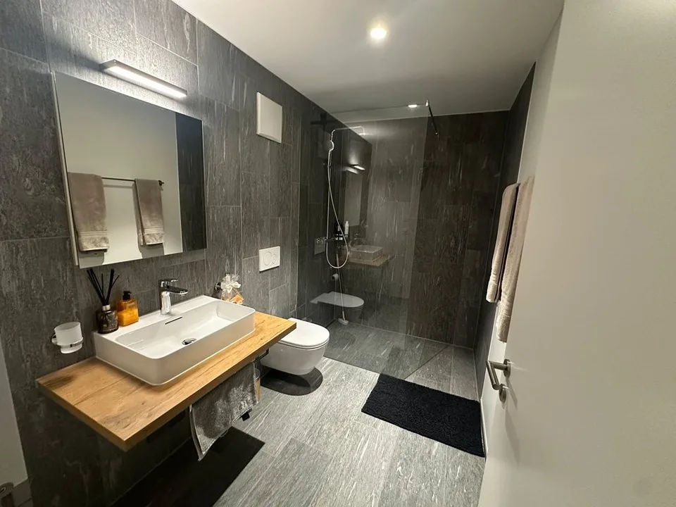 Moderne 4.5-Zimmer-Wohnung beim Bahnhof Cazis – Foto 2 von 11
