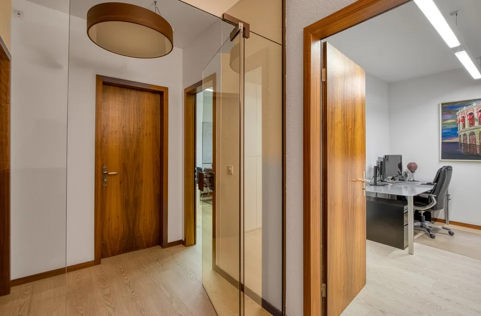 Lugano – immeuble élégant avec possibilité de transformation en habitation en face du Parco Ciani – photo 7 sur 16