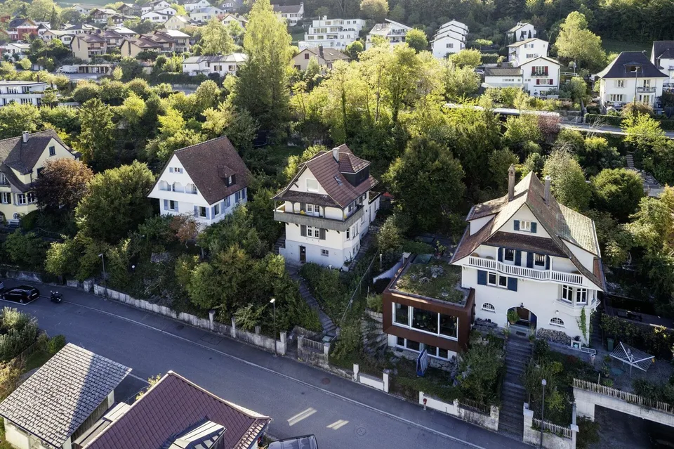 Einfamilienhaus mit Umschwung und Sicht auf die Stadt Baden – Foto 2 von 9