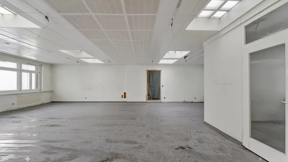 Espace commercial dans un immeuble rénové, près de la gare – photo 5 sur 7