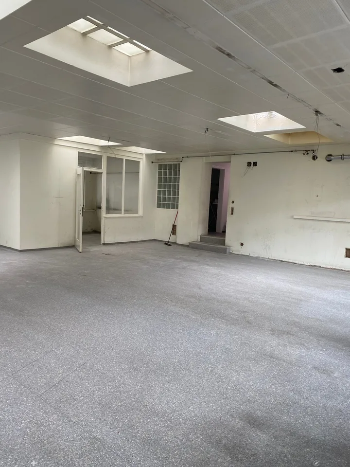Espace commercial dans un immeuble rénové, près de la gare – photo 2 sur 7