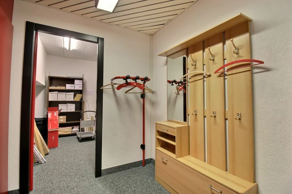 Büros mit Archiven und Parkplätzen – Foto 20 von 22