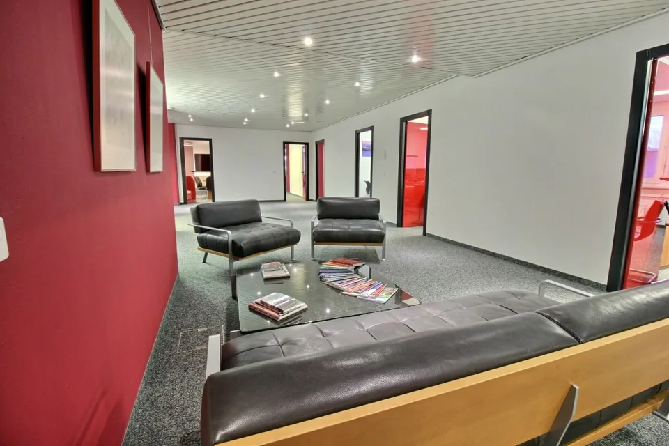 Büros mit Archiven und Parkplätzen – Foto 18 von 22