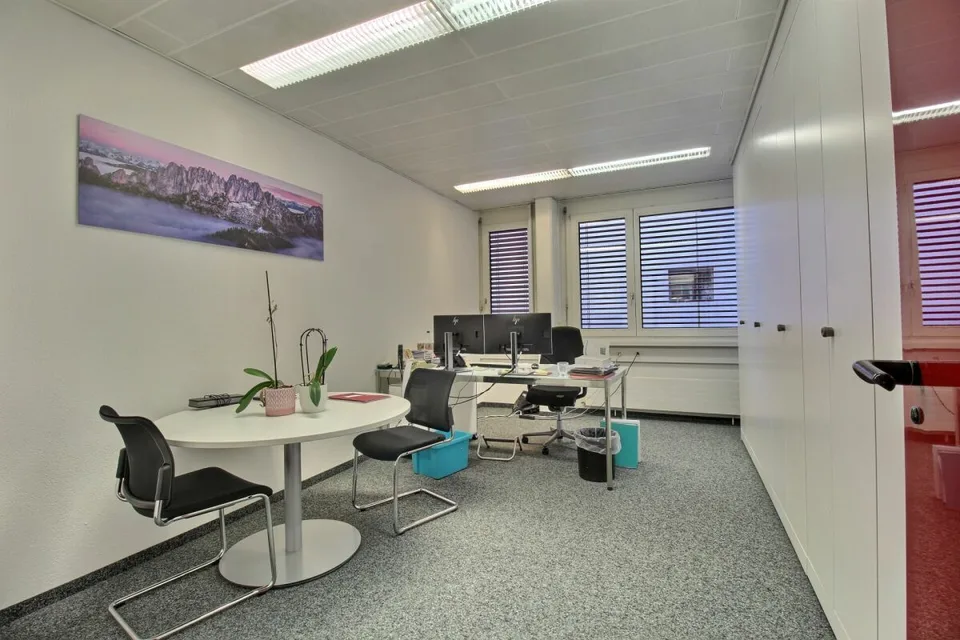 Büros mit Archiven und Parkplätzen – Foto 8 von 22