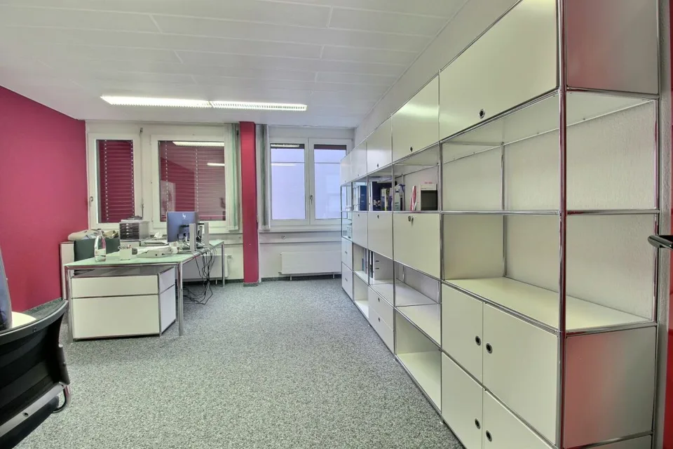 Büros mit Archiven und Parkplätzen – Foto 2 von 22