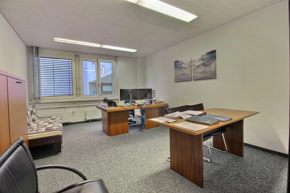 Büros mit Archiven und Parkplätzen – Foto 9 von 22