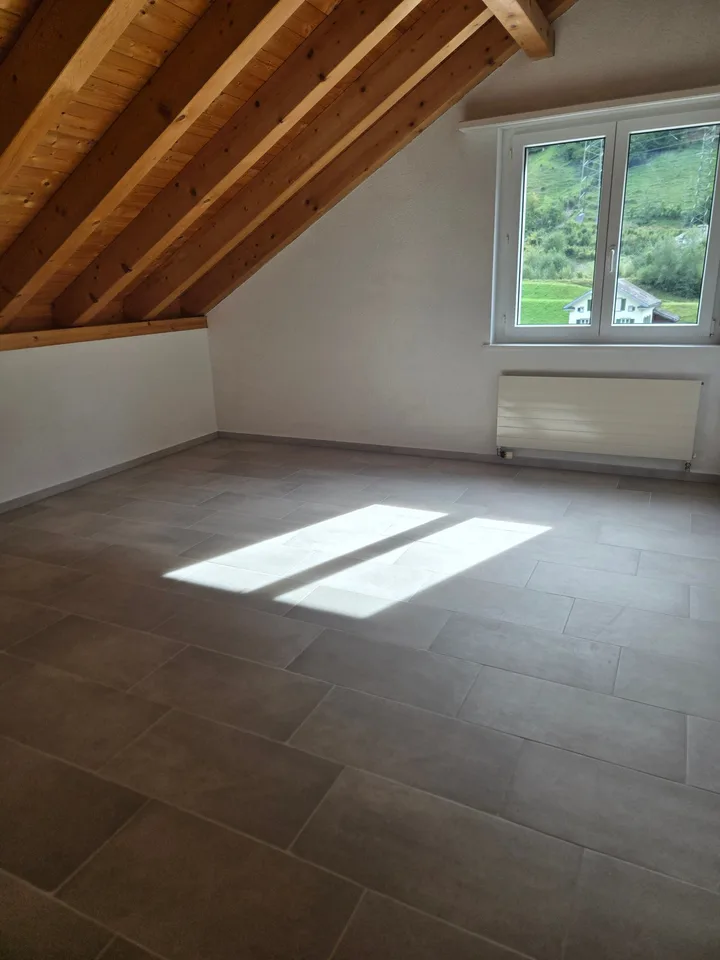 Spacious 4.5-room apartment with balcony and beautiful view in Linthal – photo 8 of 16