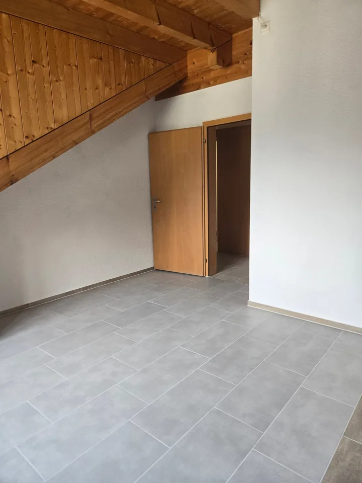 Spacious 4.5-room apartment with balcony and beautiful view in Linthal – photo 15 of 16