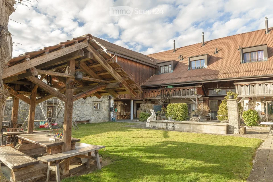 Wohnung mit 3.5 Zimmern im Erdgeschoss mit Terrasse in einer renovierten alten Farm – Foto 10 von 12