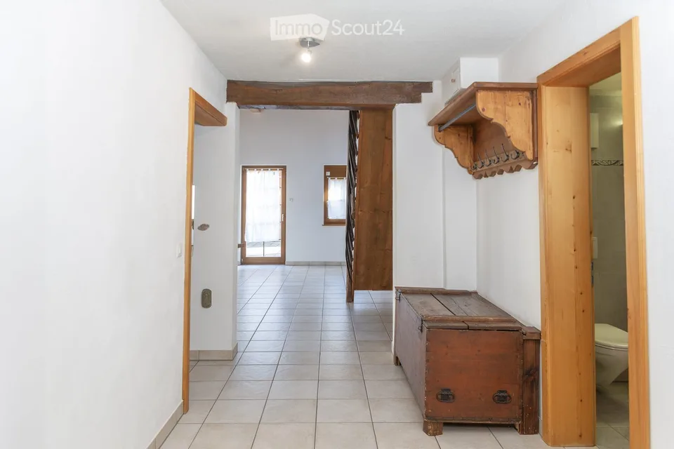 Wohnung mit 3.5 Zimmern im Erdgeschoss mit Terrasse in einer renovierten alten Farm – Foto 4 von 12