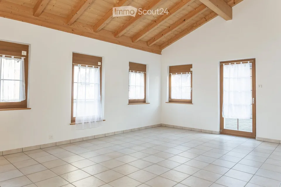 Wohnung mit 3.5 Zimmern im Erdgeschoss mit Terrasse in einer renovierten alten Farm – Foto 3 von 12