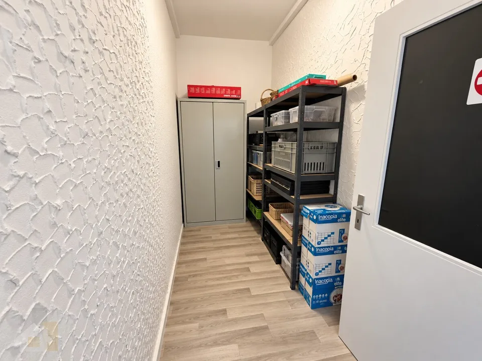 Bürofläche mit Coachingraum und separatem Kundeneingang zentral in A – Foto 3 von 8
