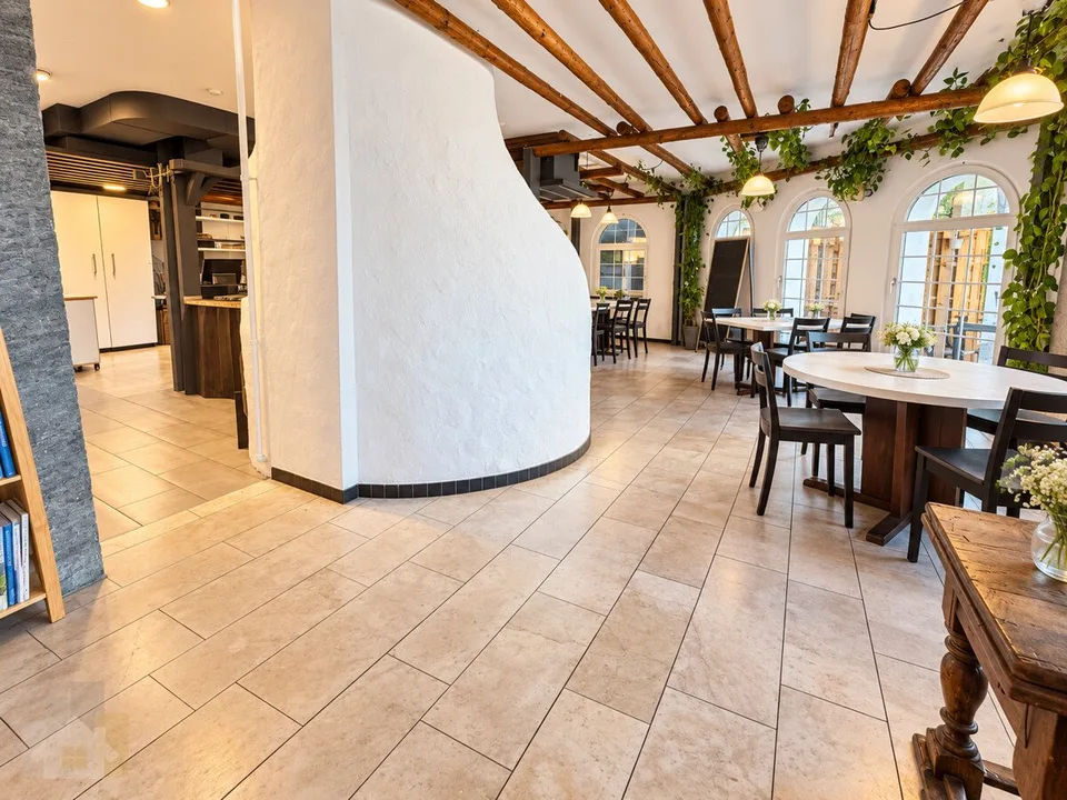 Restauranträumlichkeiten mit Aussensitzplatz – Foto 2 von 13
