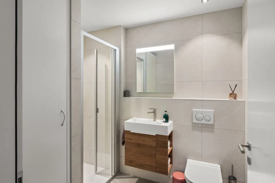 Attika 4,5 Zimmer von hohem Standard, vollständig renoviert mit hochwertigen Materialien – Foto 7 von 12