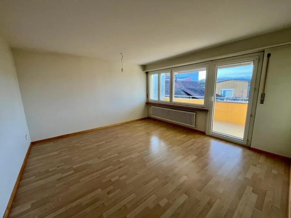 Ruhige 4.5-Zimmerwohnung im 3. OG (Lift) mit Fernsicht – Foto 2 von 10