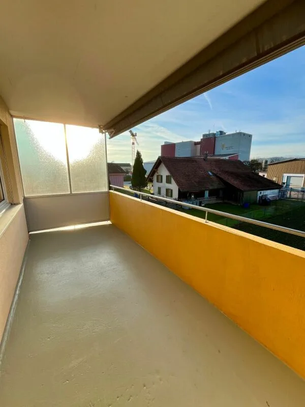 Ruhige 4.5-Zimmerwohnung im 3. OG (Lift) mit Fernsicht – Foto 3 von 10
