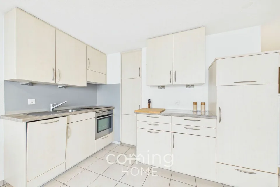 Renovierte 2.5 Zimmerwohnung in Naters mit sonnigem Balkon und Bergsicht – Foto 4 von 13