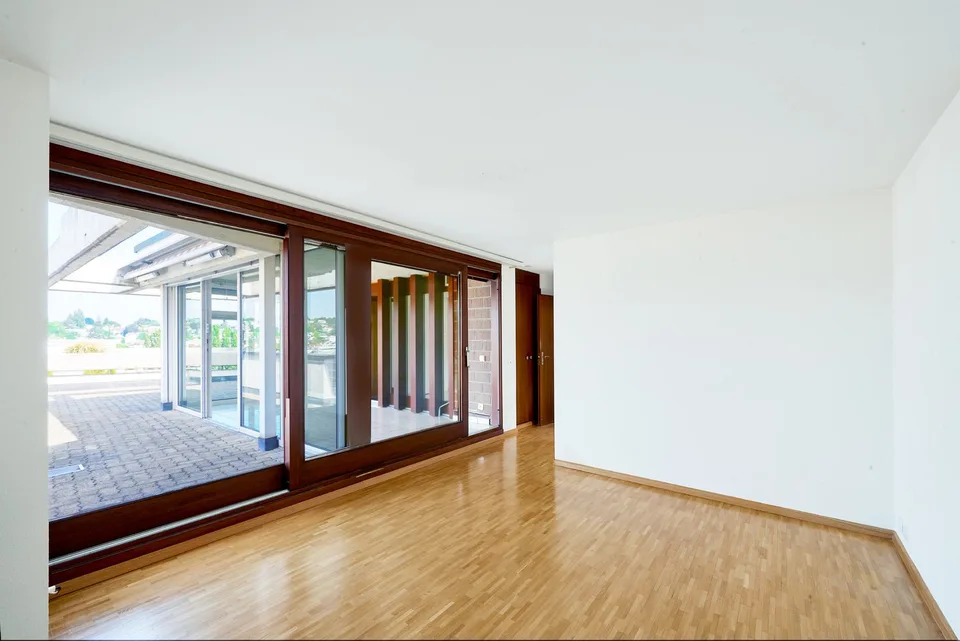 Gepflegte 2.5-Zimmer-Attikawohnung mit wunderbarer Weitsicht über Binningen – Foto 8 von 15