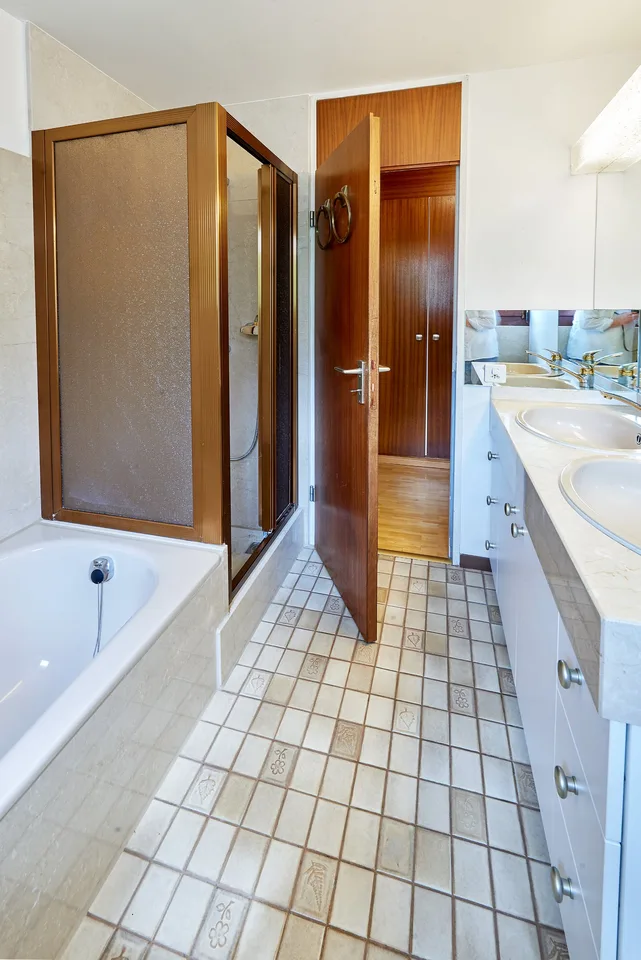 Gepflegte 2.5-Zimmer-Attikawohnung mit wunderbarer Weitsicht über Binningen – Foto 12 von 15