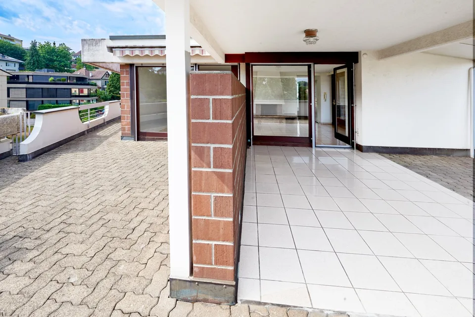 Gepflegte 2.5-Zimmer-Attikawohnung mit wunderbarer Weitsicht über Binningen – Foto 2 von 15