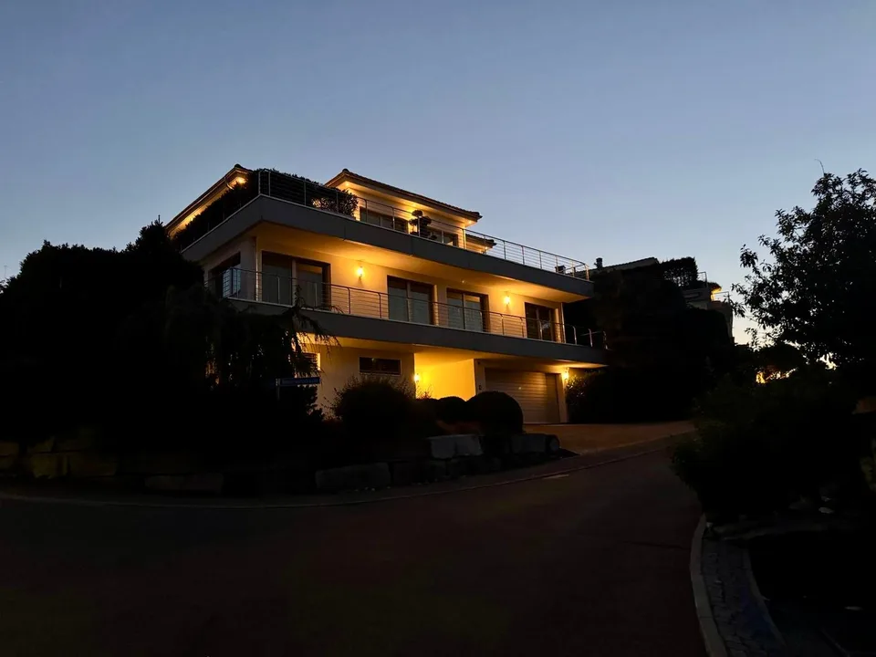 VITA DI LUSSO – VILLA PANORAMICA IN POSIZIONE PRIME – ATMOSFERA DI VACANZA PURA AL REBBERG – foto 4 di 7